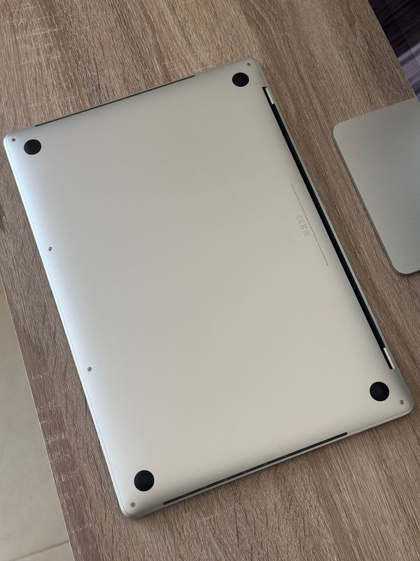 MacBook Pro 15" 2018 i7 8th Gen 2.6 Ghz 16Go 512Go