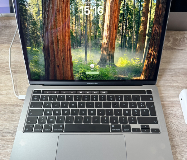 Macbook pro 13 2020 i7 32G 512g 37 cycles