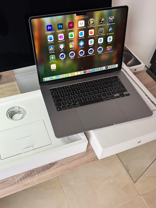 Macbook AIR 15 + Logiciels M3 8G 256 Go SSD 10 coeurs