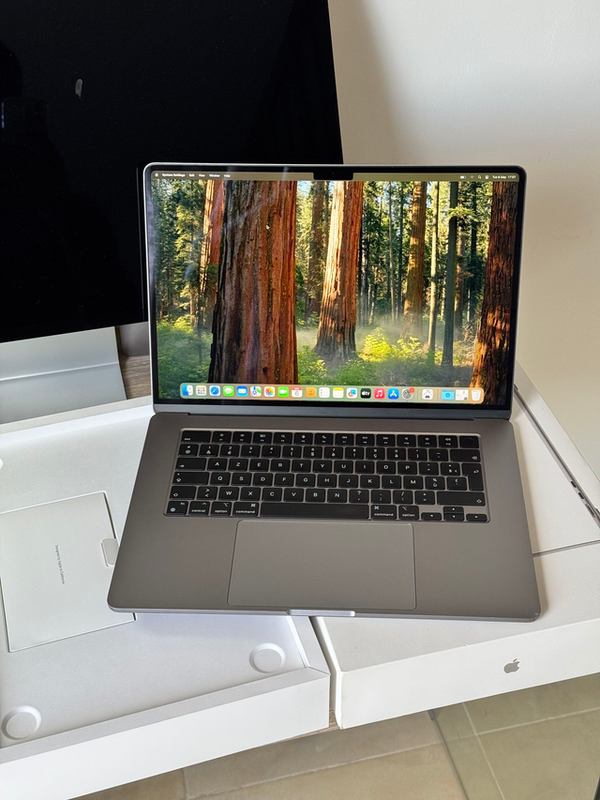 Macbook AIR 15 + Logiciels 8G 512 Go SSD M2 10 coeurs